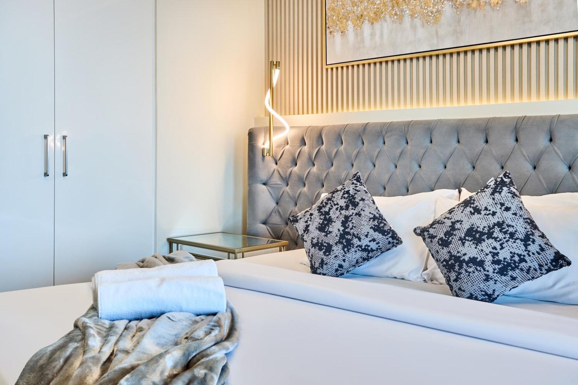 Luxury 4 Bedroom High-floor Apartment, Spectacular Burj Khalifa & Fountain Views, Steps Away From Mall - Downtown By Stayfinity Apartment